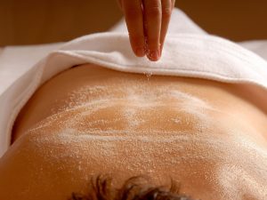 Peeling ai cristalli marini, scrub e massaggio corpo