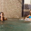 Amiche in acqua calda di mare con idromassaggio. Percorso Blue Pass .