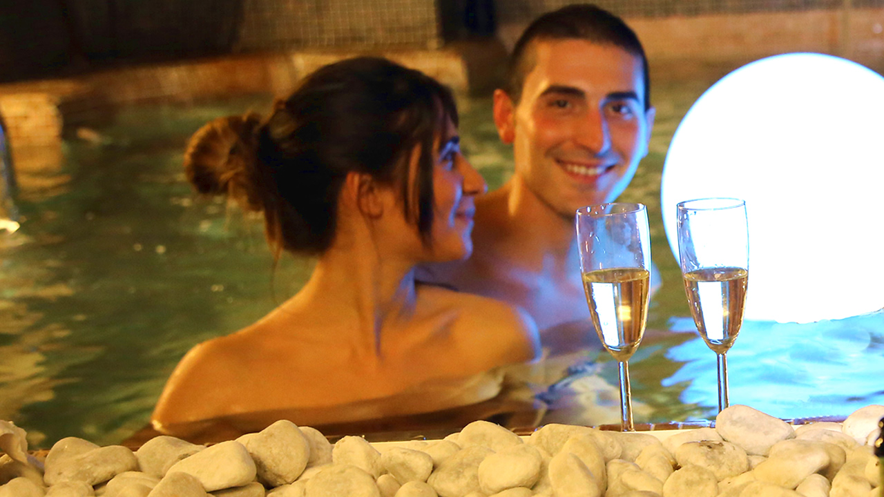 Lui e Lei in piscina con idromassaggio
